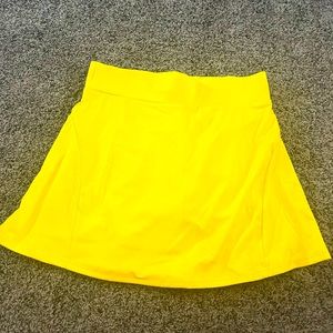 Yellow pleated back activewear skort